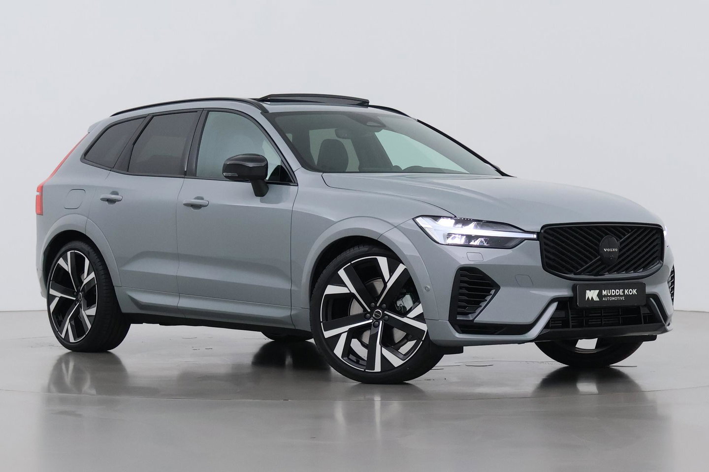 Volvo XC60 T6 Ultra Black Edition | 22 Inch | Bowers&Wilkins | Luchtvering | Trekhaak | 360° Camera | Stoelventilatie | Head-Up