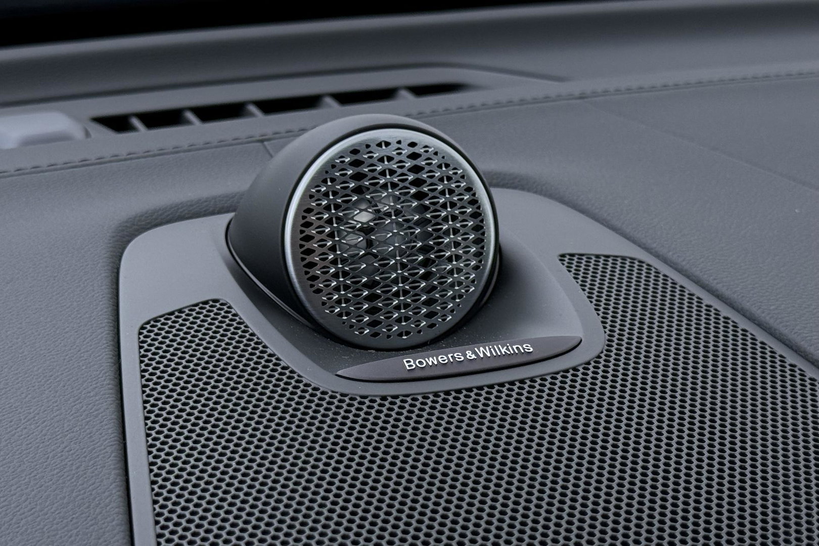 Volvo XC60 T6 Ultra Black Edition | 22 Inch | Bowers&Wilkins | Luchtvering | Trekhaak | 360° Camera | Stoelventilatie | Head-Up