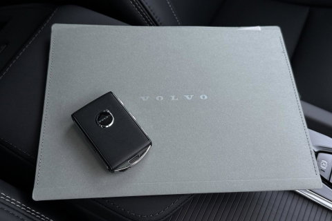 Volvo XC60 T6 Ultra Black Edition | 22 Inch | Bowers&Wilkins | Luchtvering | Trekhaak | 360° Camera | Stoelventilatie | Head-Up