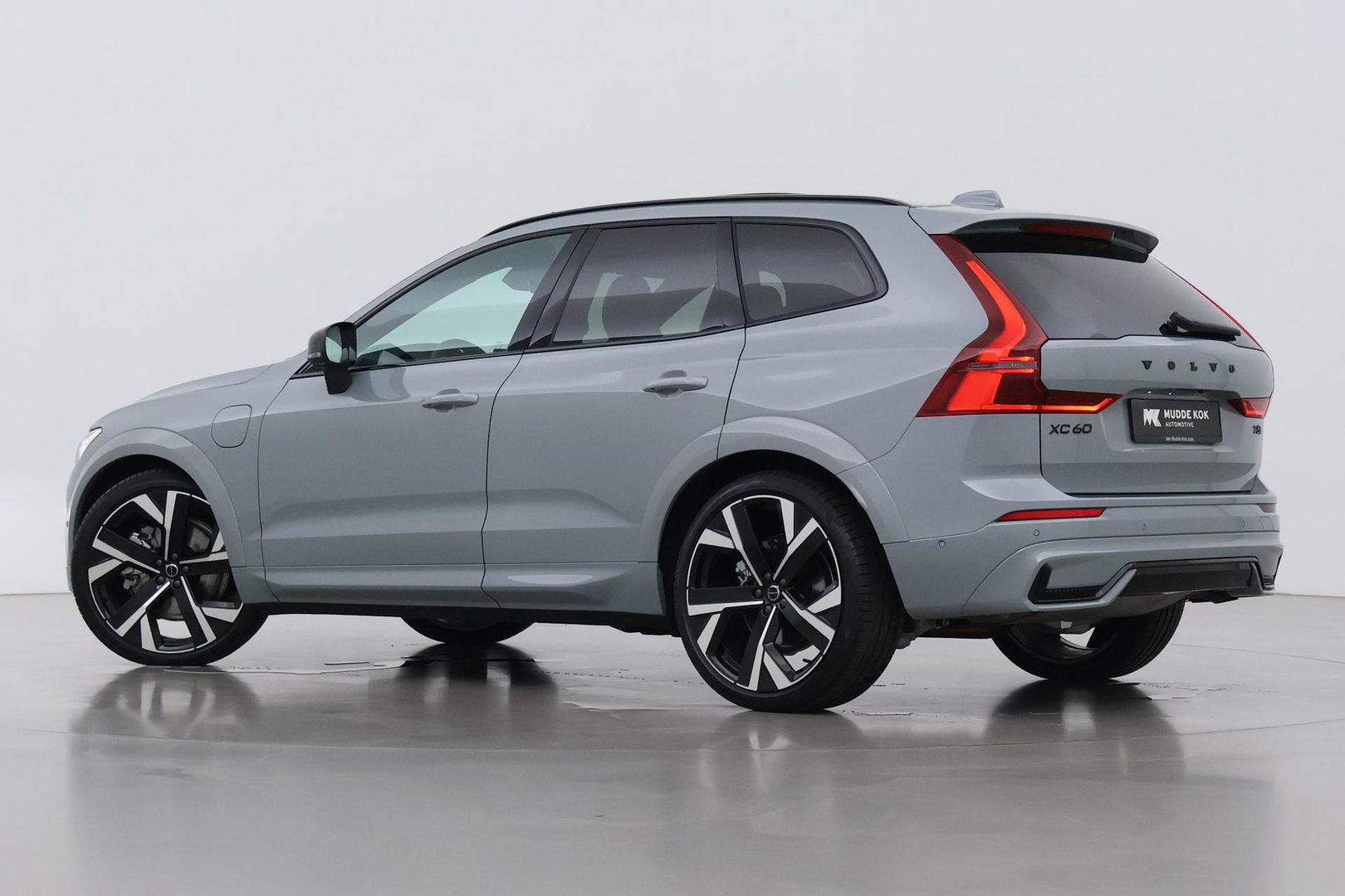 Volvo XC60 T6 Ultra Black Edition | 22 Inch | Bowers&Wilkins | Luchtvering | Trekhaak | 360° Camera | Stoelventilatie | Head-Up