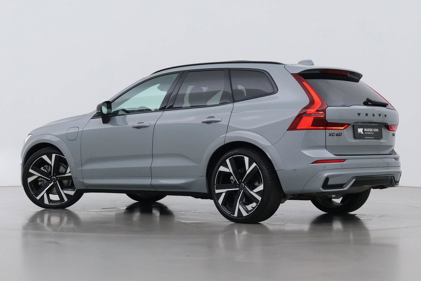 Volvo XC60 T6 Ultra Black Edition | 22 Inch | Bowers&Wilkins | Luchtvering | Trekhaak | 360° Camera | Stoelventilatie | Head-Up