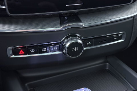 Volvo XC60 T6 Ultra Black Edition | 22 Inch | Bowers&Wilkins | Luchtvering | Trekhaak | 360° Camera | Stoelventilatie | Head-Up