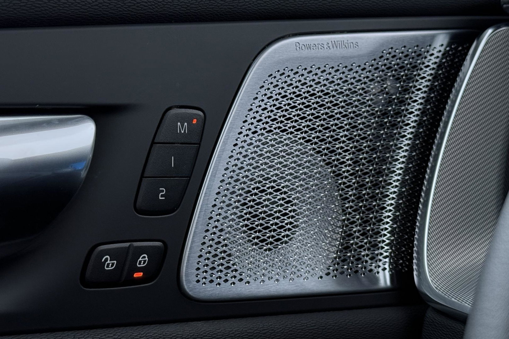 Volvo XC60 T6 Ultra Black Edition | 22 Inch | Bowers&Wilkins | Luchtvering | Trekhaak | 360° Camera | Stoelventilatie | Head-Up