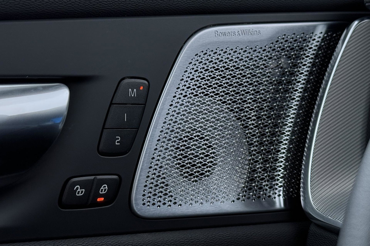 Volvo XC60 T6 Ultra Black Edition | 22 Inch | Bowers&Wilkins | Luchtvering | Trekhaak | 360° Camera | Stoelventilatie | Head-Up