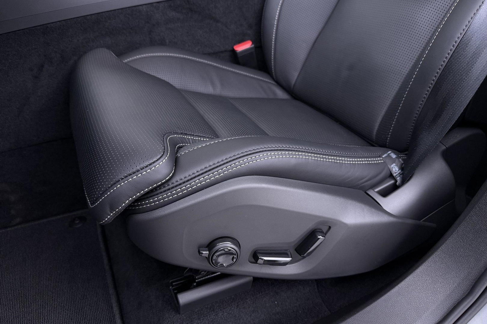 Volvo XC60 T6 Ultra Black Edition | 22 Inch | Bowers&Wilkins | Luchtvering | Trekhaak | 360° Camera | Stoelventilatie | Head-Up