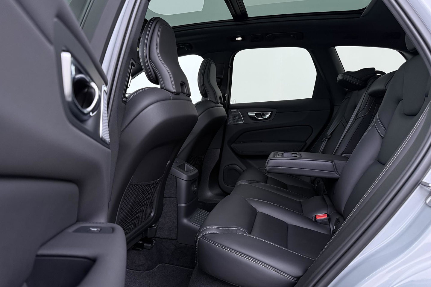 Volvo XC60 T6 Ultra Black Edition | 22 Inch | Bowers&Wilkins | Luchtvering | Trekhaak | 360° Camera | Stoelventilatie | Head-Up