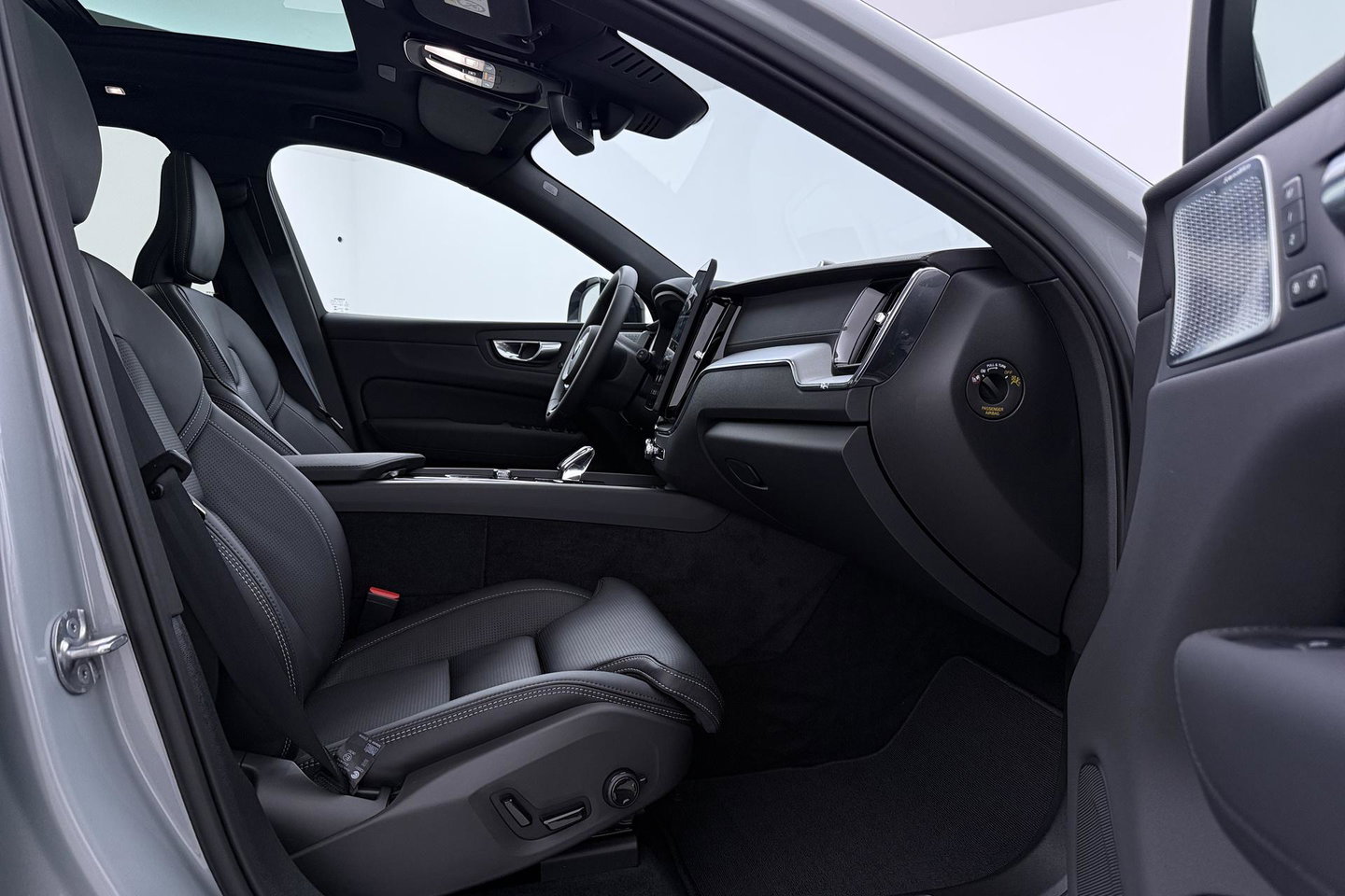 Volvo XC60 T6 Ultra Black Edition | 22 Inch | Bowers&Wilkins | Luchtvering | Trekhaak | 360° Camera | Stoelventilatie | Head-Up