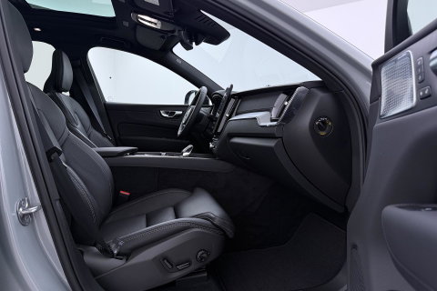 Volvo XC60 T6 Ultra Black Edition | 22 Inch | Bowers&Wilkins | Luchtvering | Trekhaak | 360° Camera | Stoelventilatie | Head-Up