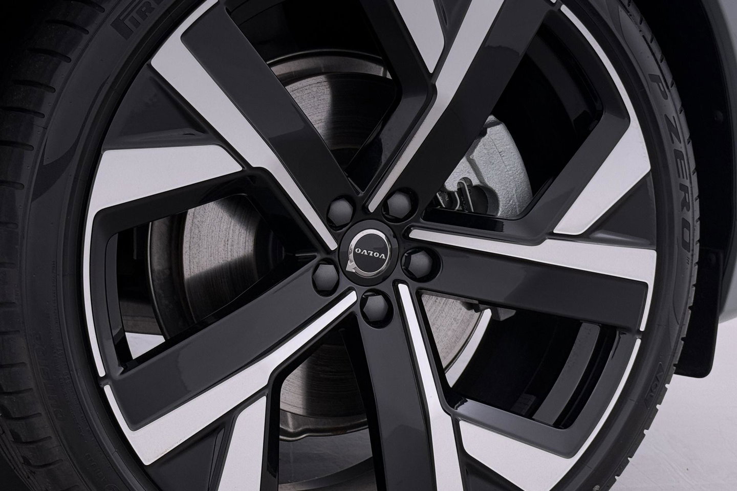 Volvo XC60 T6 Ultra Black Edition | 22 Inch | Bowers&Wilkins | Luchtvering | Trekhaak | 360° Camera | Stoelventilatie | Head-Up
