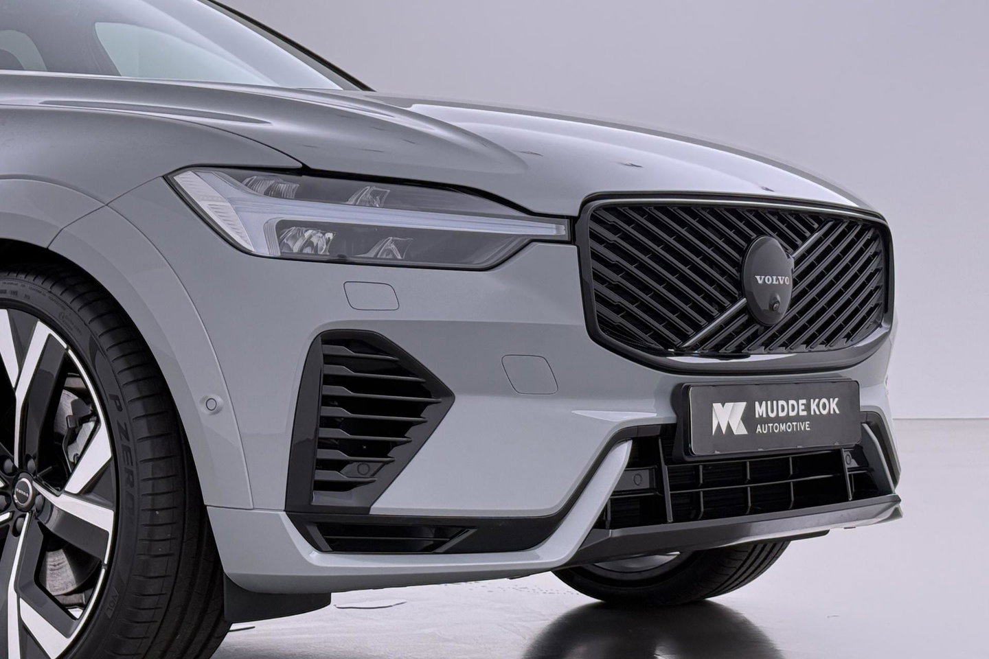 Volvo XC60 T6 Ultra Black Edition | 22 Inch | Bowers&Wilkins | Luchtvering | Trekhaak | 360° Camera | Stoelventilatie | Head-Up