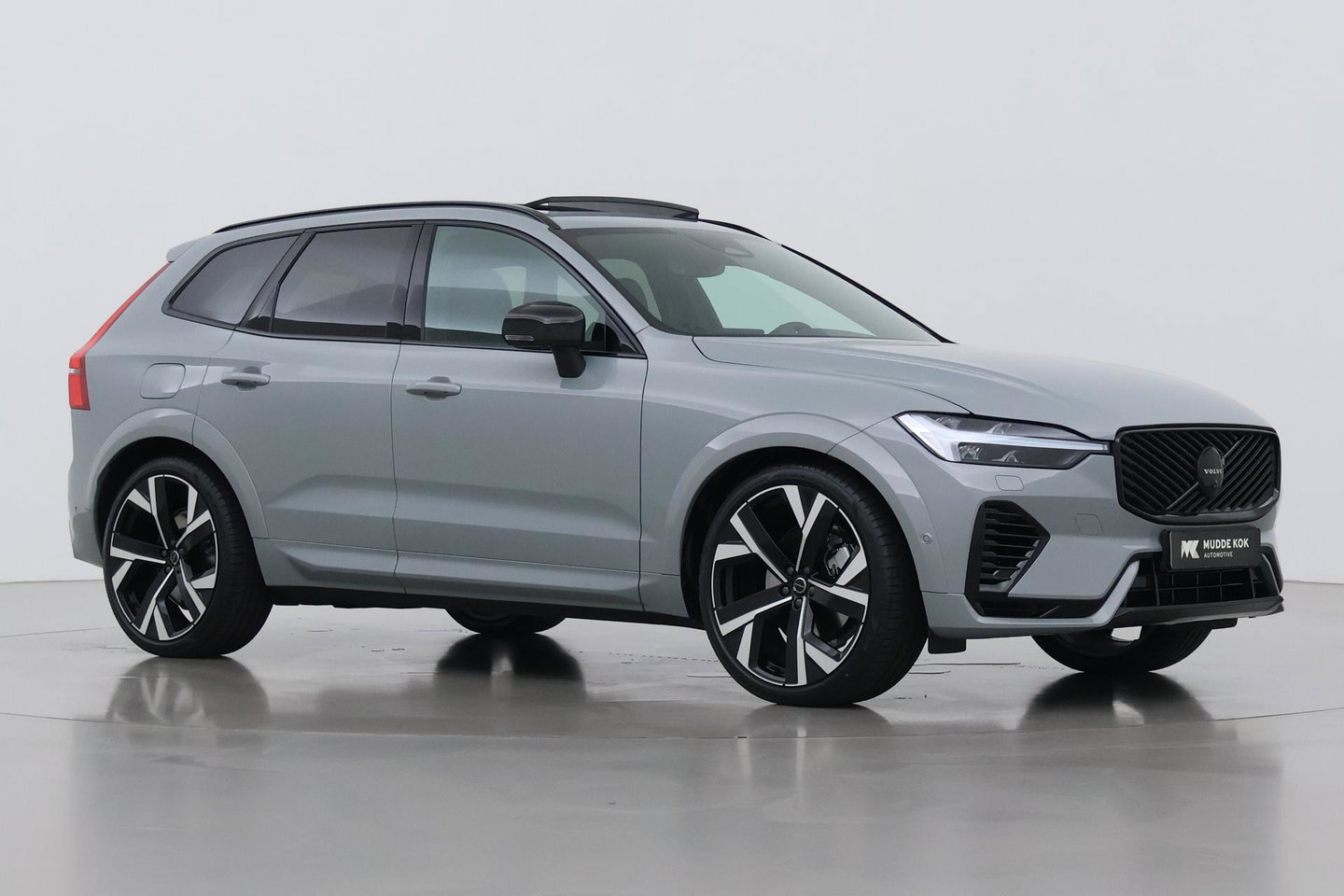 Volvo XC60 T6 Ultra Black Edition | 22 Inch | Bowers&Wilkins | Luchtvering | Trekhaak | 360° Camera | Stoelventilatie | Head-Up