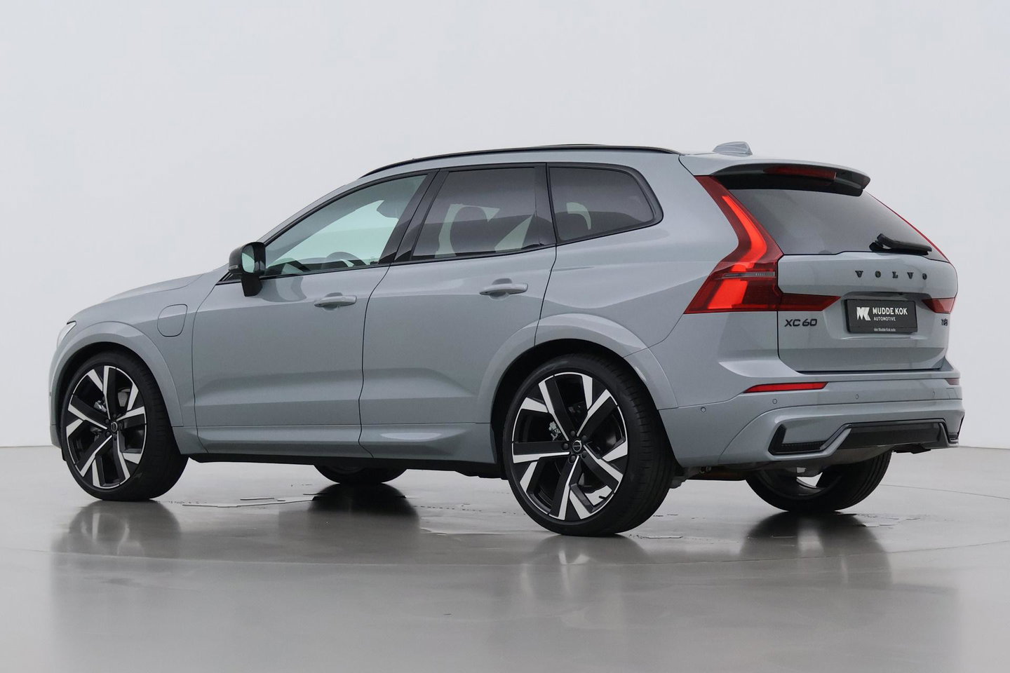 Volvo XC60 T6 Ultra Black Edition | 22 Inch | Bowers&Wilkins | Luchtvering | Trekhaak | 360° Camera | Stoelventilatie | Head-Up