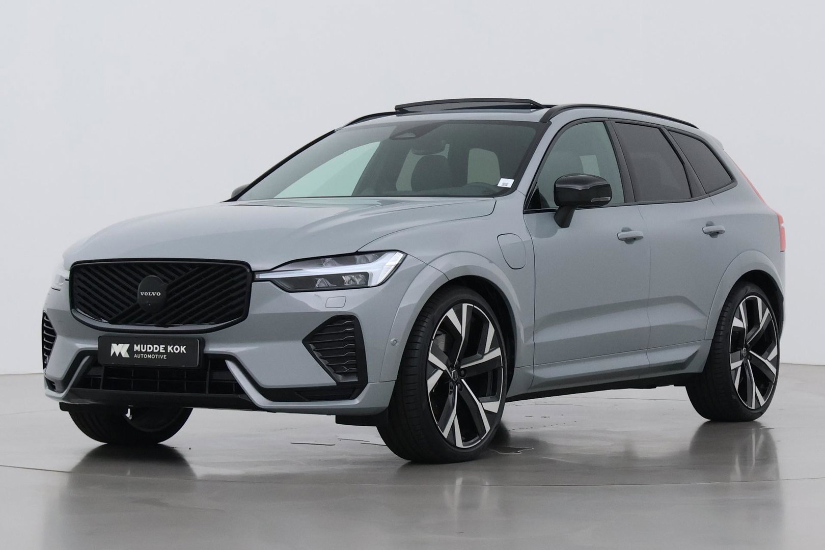 Volvo XC60 T6 Ultra Black Edition | 22 Inch | Bowers&Wilkins | Luchtvering | Trekhaak | 360° Camera | Stoelventilatie | Head-Up