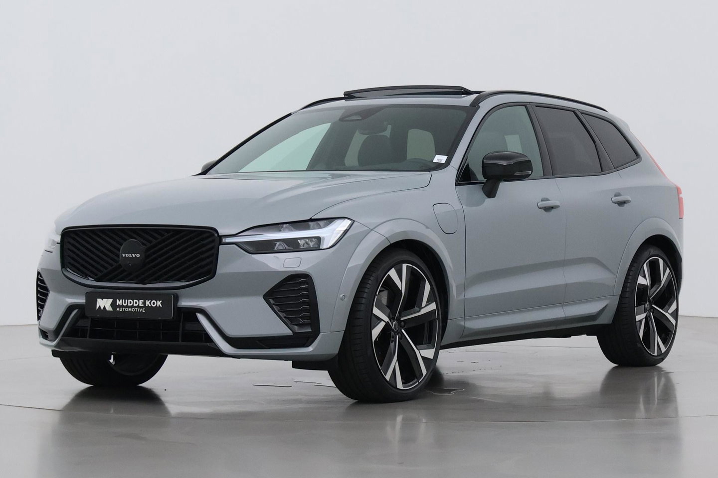 Volvo XC60 T6 Ultra Black Edition | 22 Inch | Bowers&Wilkins | Luchtvering | Trekhaak | 360° Camera | Stoelventilatie | Head-Up
