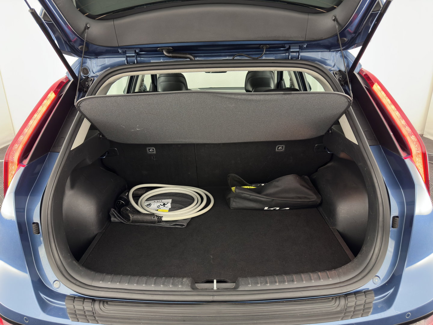 Kia Niro EV DynamicLine 64.8 kWh [3-Fase-11kW] {SoH-100%} (INCL-BTW) Aut. *LEATHER-FABRIC | ADAPTIVE-CRUISE | DIGI-COCKPIT | KEYLESS | CAMERA | DAB | COMFORTSEATS | SHIFTPADDLES | ECC | PDC | CARPLAY | 17''ALU*