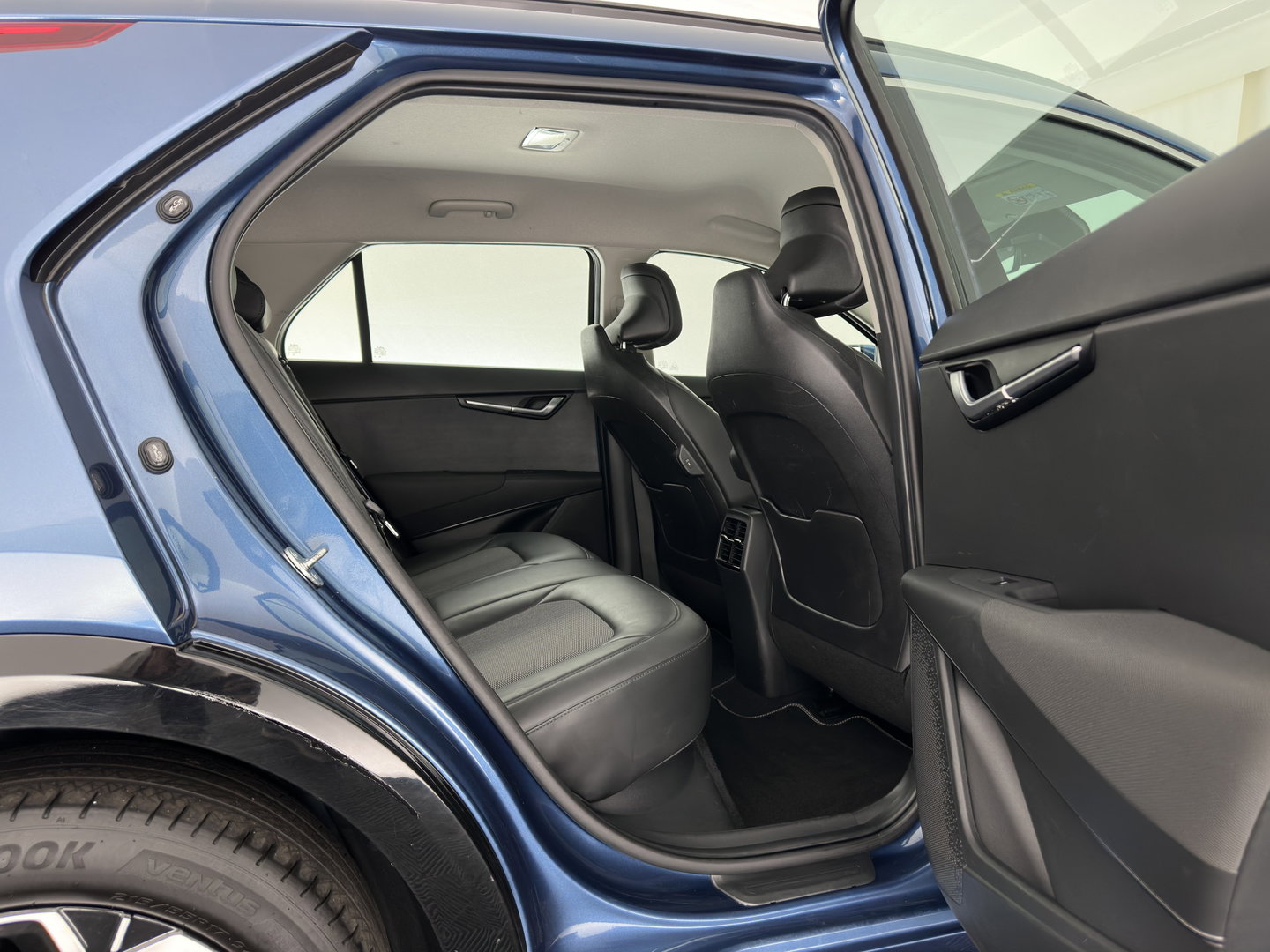 Kia Niro EV DynamicLine 64.8 kWh [3-Fase-11kW] {SoH-100%} (INCL-BTW) Aut. *LEATHER-FABRIC | ADAPTIVE-CRUISE | DIGI-COCKPIT | KEYLESS | CAMERA | DAB | COMFORTSEATS | SHIFTPADDLES | ECC | PDC | CARPLAY | 17''ALU*