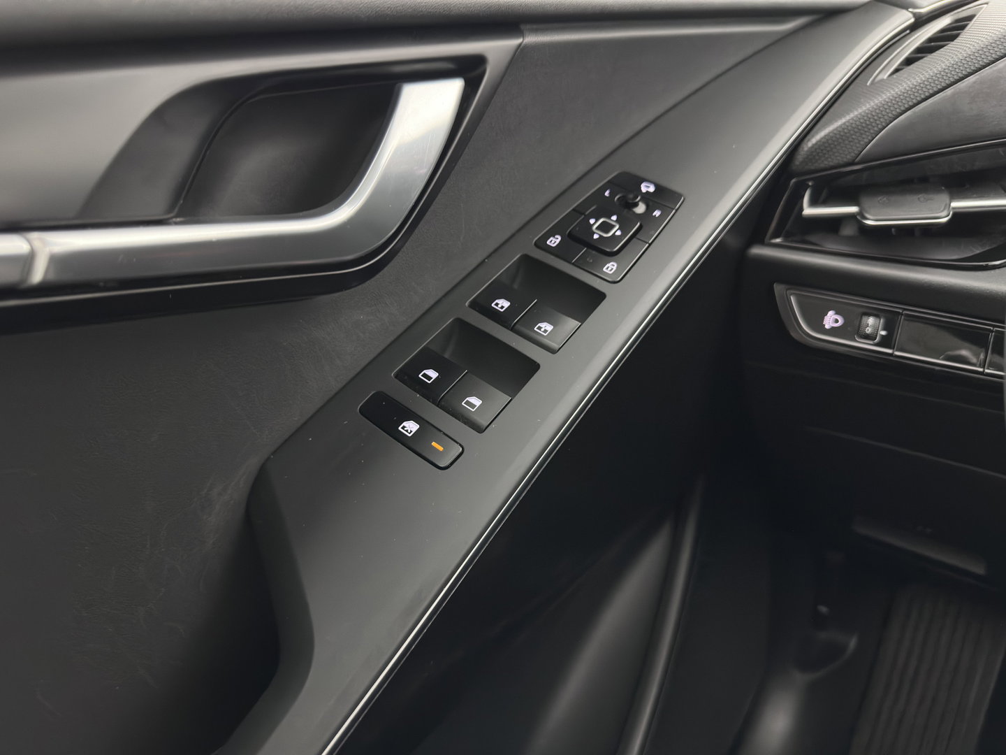 Kia Niro EV DynamicLine 64.8 kWh [3-Fase-11kW] {SoH-100%} (INCL-BTW) Aut. *LEATHER-FABRIC | ADAPTIVE-CRUISE | DIGI-COCKPIT | KEYLESS | CAMERA | DAB | COMFORTSEATS | SHIFTPADDLES | ECC | PDC | CARPLAY | 17''ALU*