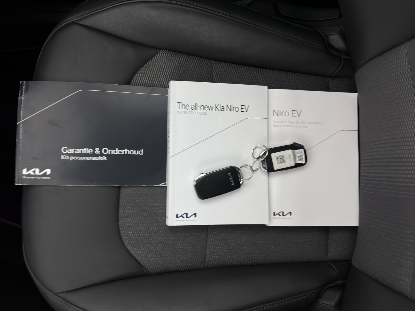 Kia Niro EV DynamicLine 64.8 kWh [3-Fase-11kW] {SoH-100%} (INCL-BTW) Aut. *LEATHER-FABRIC | ADAPTIVE-CRUISE | DIGI-COCKPIT | KEYLESS | CAMERA | DAB | COMFORTSEATS | SHIFTPADDLES | ECC | PDC | CARPLAY | 17''ALU*