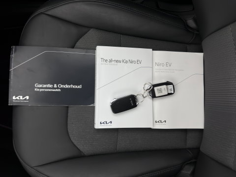 Kia Niro EV DynamicLine 64.8 kWh [3-Fase-11kW] {SoH-100%} (INCL-BTW) Aut. *LEATHER-FABRIC | ADAPTIVE-CRUISE | DIGI-COCKPIT | KEYLESS | CAMERA | DAB | COMFORTSEATS | SHIFTPADDLES | ECC | PDC | CARPLAY | 17''ALU*