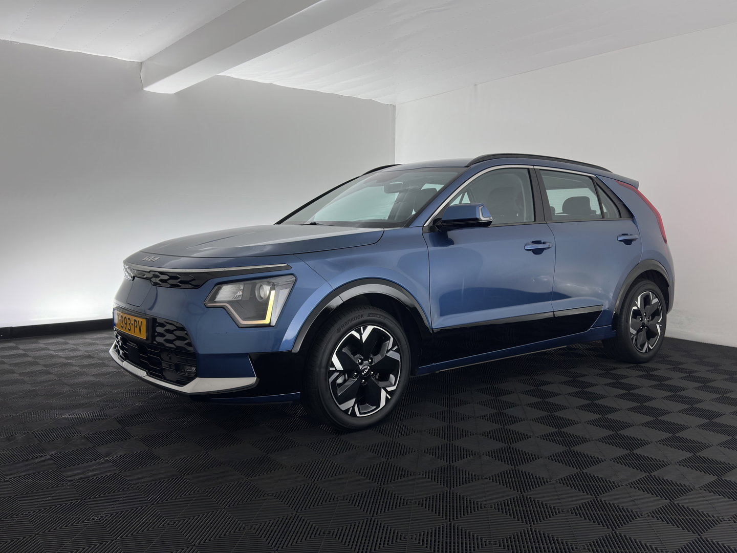 Kia Niro EV DynamicLine 64.8 kWh [3-Fase-11kW] {SoH-100%} (INCL-BTW) Aut. *LEATHER-FABRIC | ADAPTIVE-CRUISE | DIGI-COCKPIT | KEYLESS | CAMERA | DAB | COMFORTSEATS | SHIFTPADDLES | ECC | PDC | CARPLAY | 17''ALU*