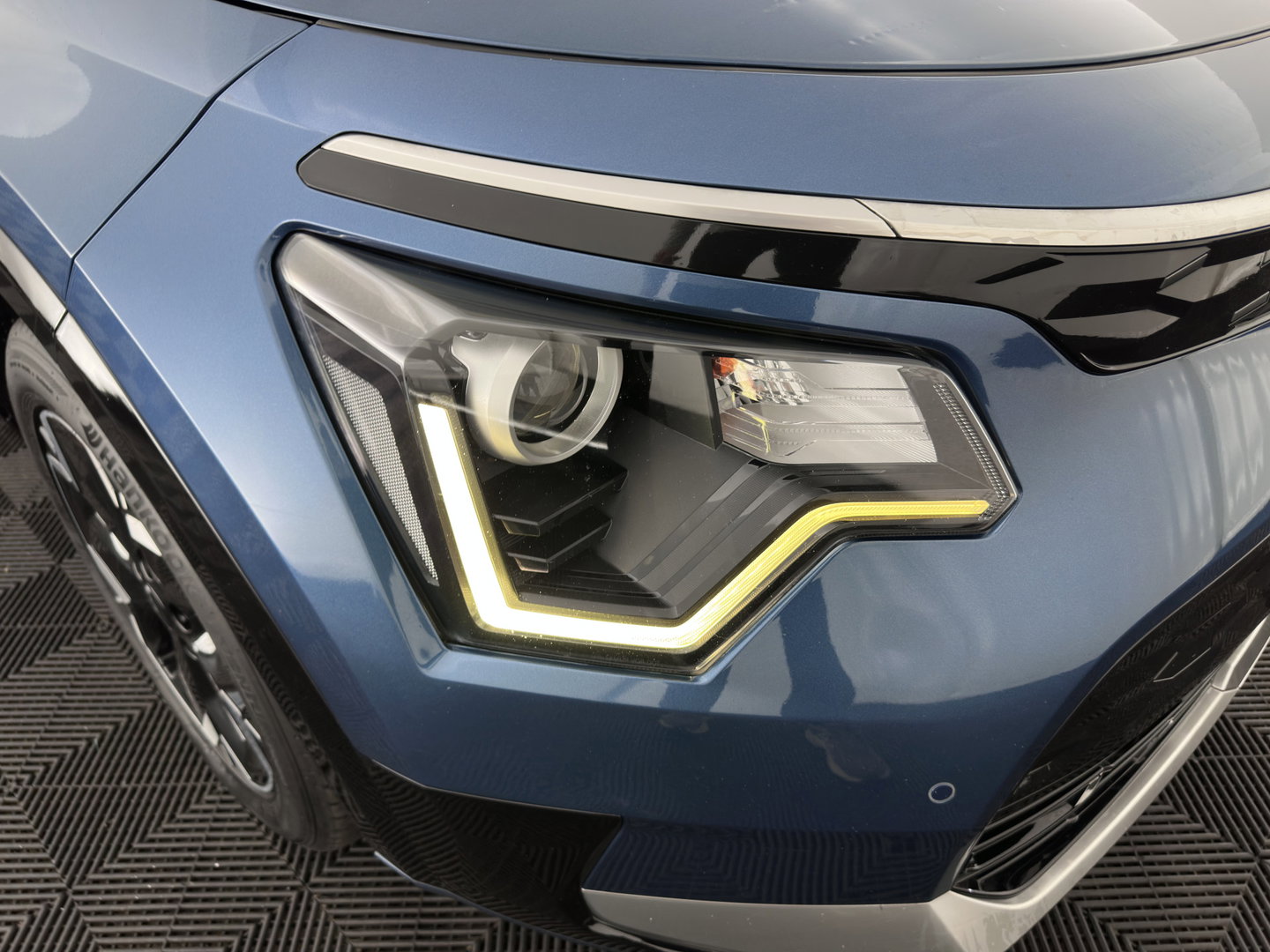 Kia Niro EV DynamicLine 64.8 kWh [3-Fase-11kW] {SoH-100%} (INCL-BTW) Aut. *LEATHER-FABRIC | ADAPTIVE-CRUISE | DIGI-COCKPIT | KEYLESS | CAMERA | DAB | COMFORTSEATS | SHIFTPADDLES | ECC | PDC | CARPLAY | 17''ALU*