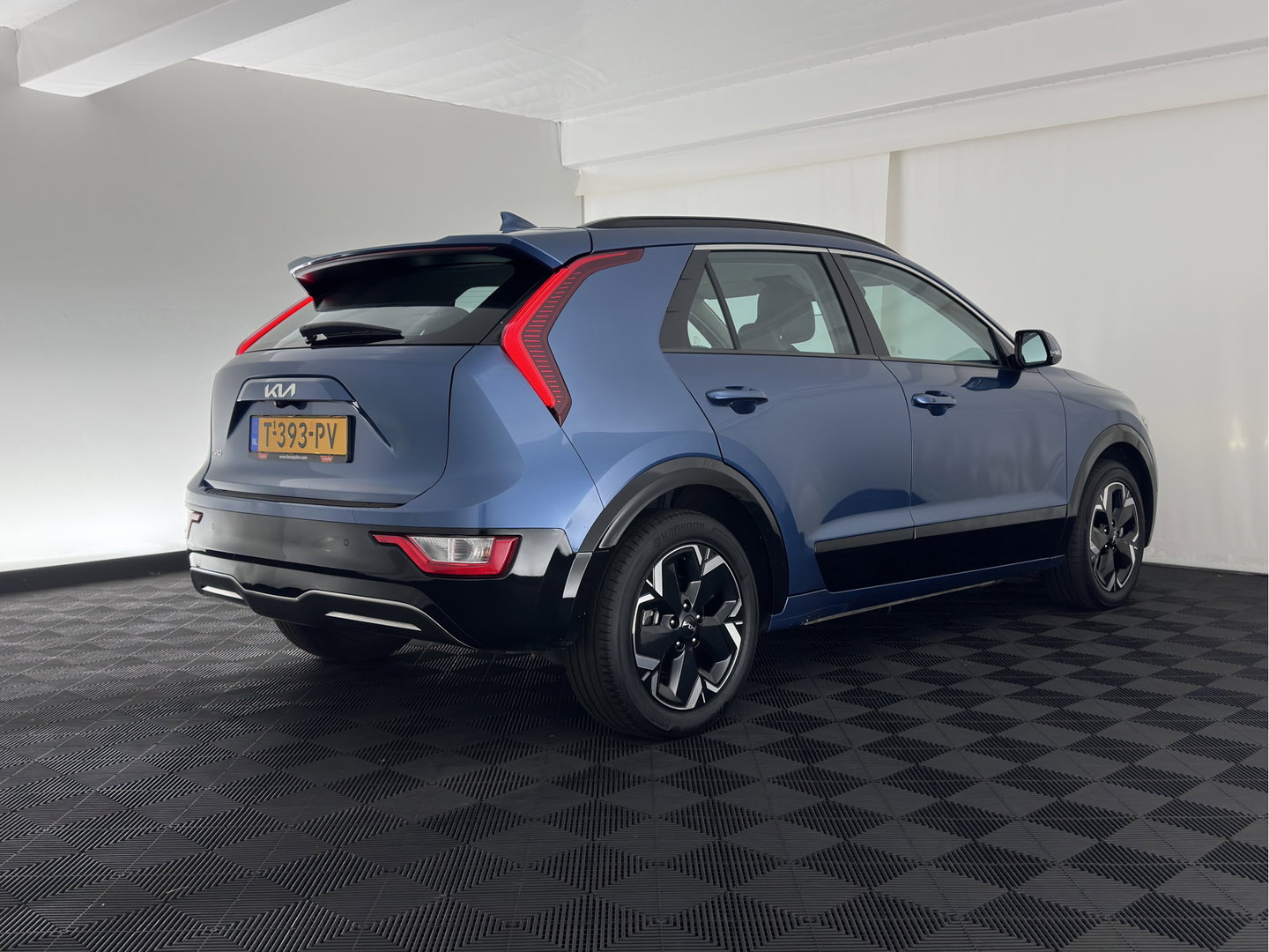 Kia Niro EV DynamicLine 64.8 kWh [3-Fase-11kW] {SoH-100%} (INCL-BTW) Aut. *LEATHER-FABRIC | ADAPTIVE-CRUISE | DIGI-COCKPIT | KEYLESS | CAMERA | DAB | COMFORTSEATS | SHIFTPADDLES | ECC | PDC | CARPLAY | 17''ALU*