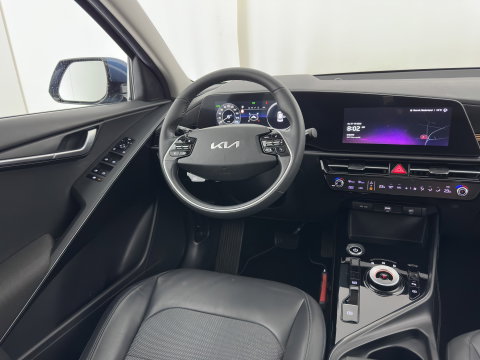 Kia Niro EV DynamicLine 64.8 kWh [3-Fase-11kW] {SoH-100%} (INCL-BTW) Aut. *LEATHER-FABRIC | ADAPTIVE-CRUISE | DIGI-COCKPIT | KEYLESS | CAMERA | DAB | COMFORTSEATS | SHIFTPADDLES | ECC | PDC | CARPLAY | 17''ALU*