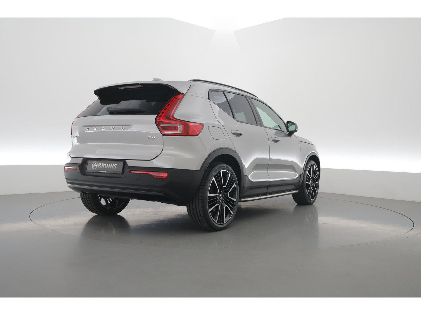 Volvo XC40 2.0 B4 Ultimate Dark | Pano-dak | Trekhaak | 360 camera | ACC | Standkachel | Pixel LED |