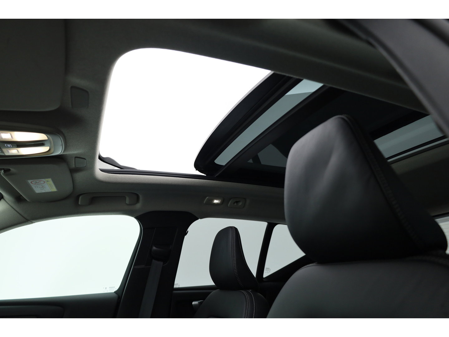 Volvo XC40 2.0 B4 Ultimate Dark | Pano-dak | Trekhaak | 360 camera | ACC | Standkachel | Pixel LED |