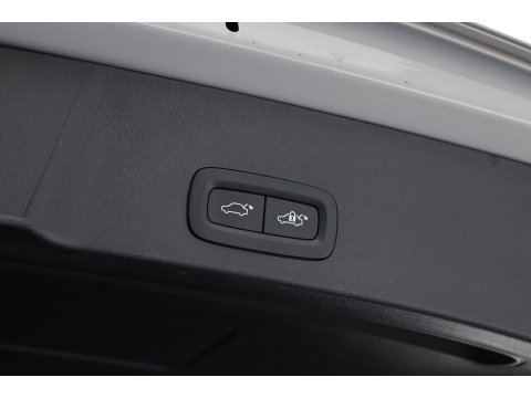 Volvo XC40 2.0 B4 Ultimate Dark | Pano-dak | Trekhaak | 360 camera | ACC | Standkachel | Pixel LED |
