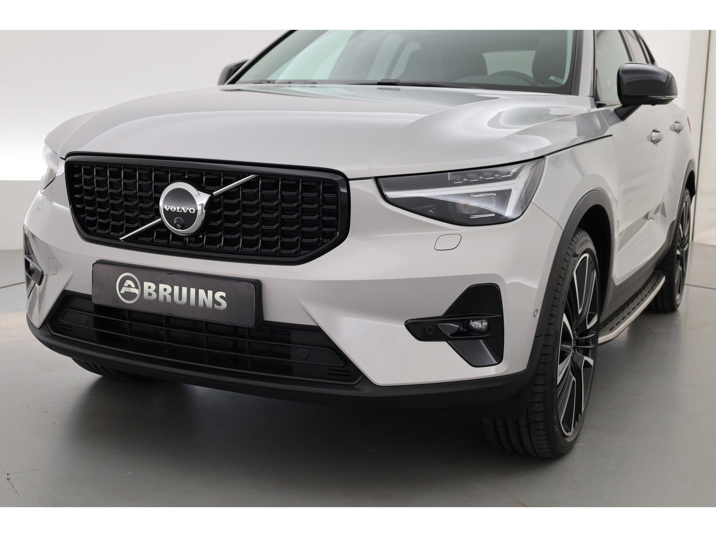 Volvo XC40 2.0 B4 Ultimate Dark | Pano-dak | Trekhaak | 360 camera | ACC | Standkachel | Pixel LED |