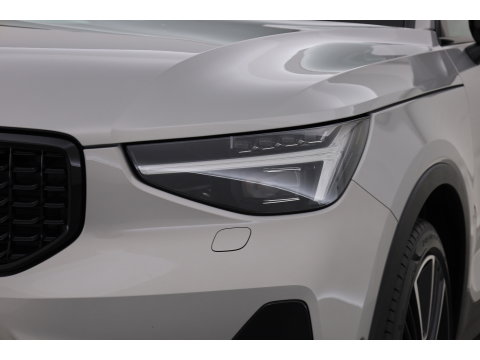 Volvo XC40 2.0 B4 Ultimate Dark | Pano-dak | Trekhaak | 360 camera | ACC | Standkachel | Pixel LED |