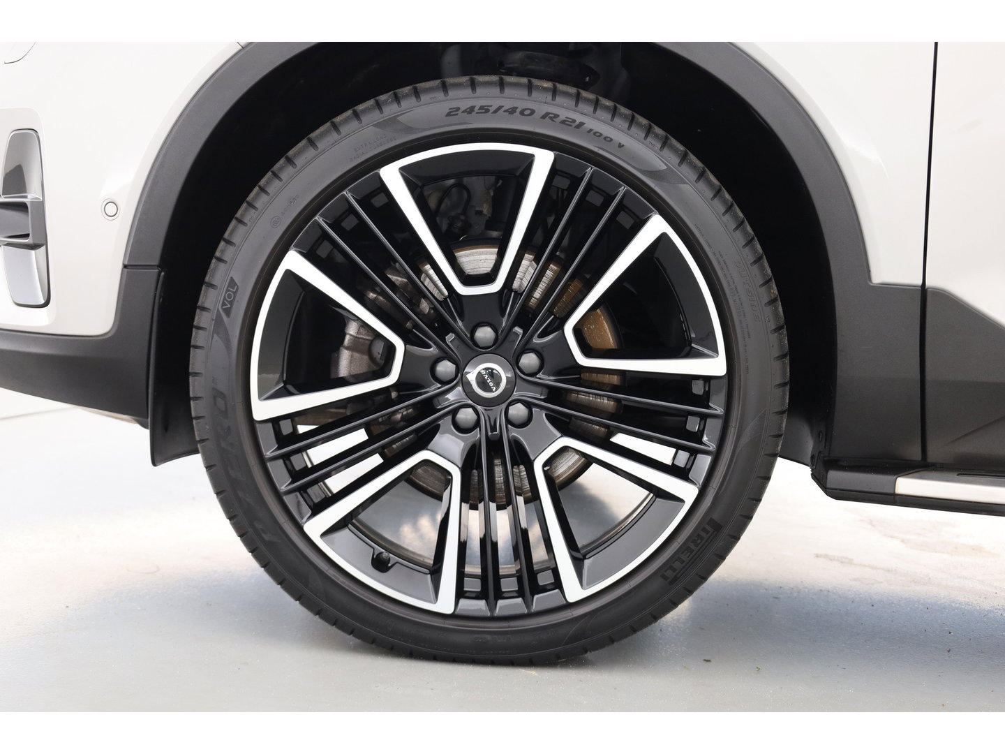 Volvo XC40 2.0 B4 Ultimate Dark | Pano-dak | Trekhaak | 360 camera | ACC | Standkachel | Pixel LED |