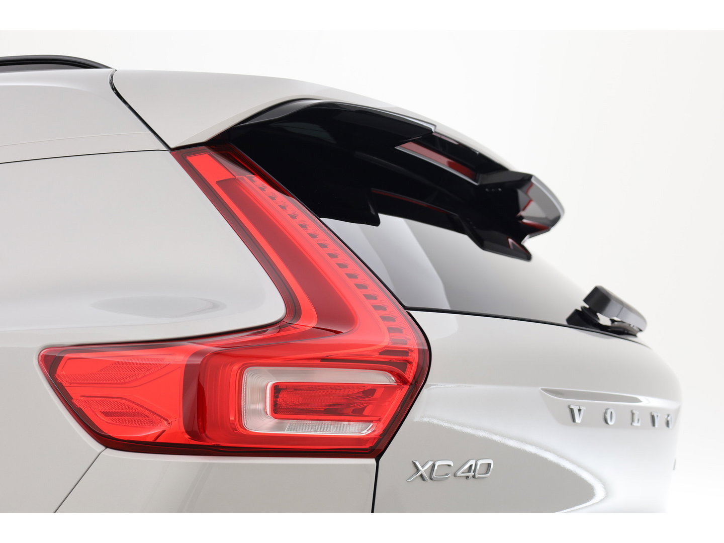 Volvo XC40 2.0 B4 Ultimate Dark | Pano-dak | Trekhaak | 360 camera | ACC | Standkachel | Pixel LED |