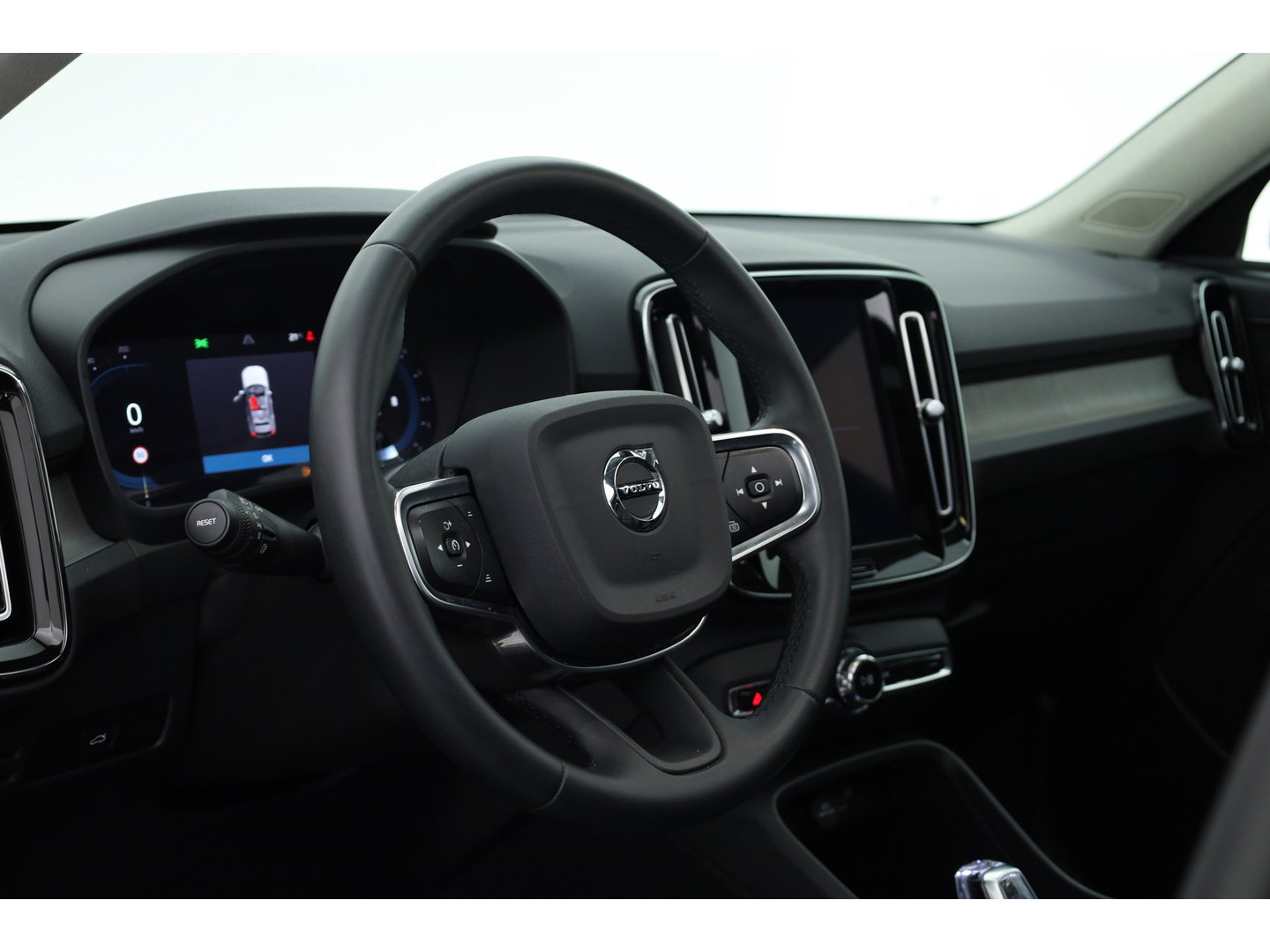 Volvo XC40 2.0 B4 Ultimate Dark | Pano-dak | Trekhaak | 360 camera | ACC | Standkachel | Pixel LED |