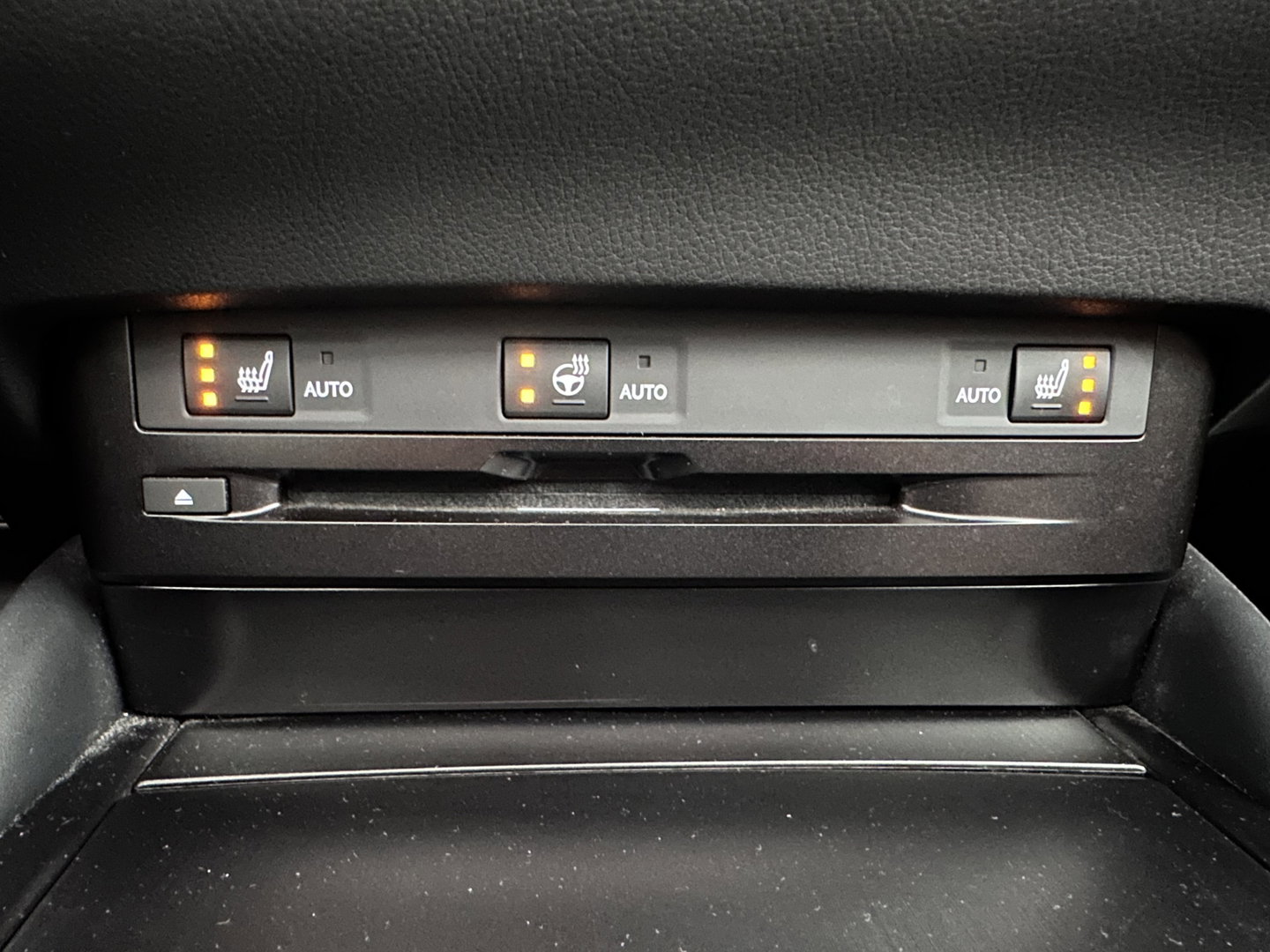Lexus ES 300h Business Line (INCL-BTW) Aut. *PANO | LEATHER | FULL-LED | ADAPTIVE-CRUISE | BLINDSPOT | KEYLESS | CAMERA | HEATED-COMFORTSEATS | NAVI-FULLMAP | PRIVACY-GLASS | SHIFTPADDLES | ECC | PDC | 18''ALU*