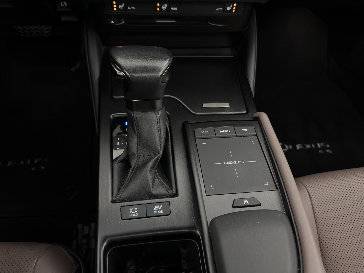 Lexus ES 300h Business Line (INCL-BTW) Aut. *PANO | LEATHER | FULL-LED | ADAPTIVE-CRUISE | BLINDSPOT | KEYLESS | CAMERA | HEATED-COMFORTSEATS | NAVI-FULLMAP | PRIVACY-GLASS | SHIFTPADDLES | ECC | PDC | 18''ALU*