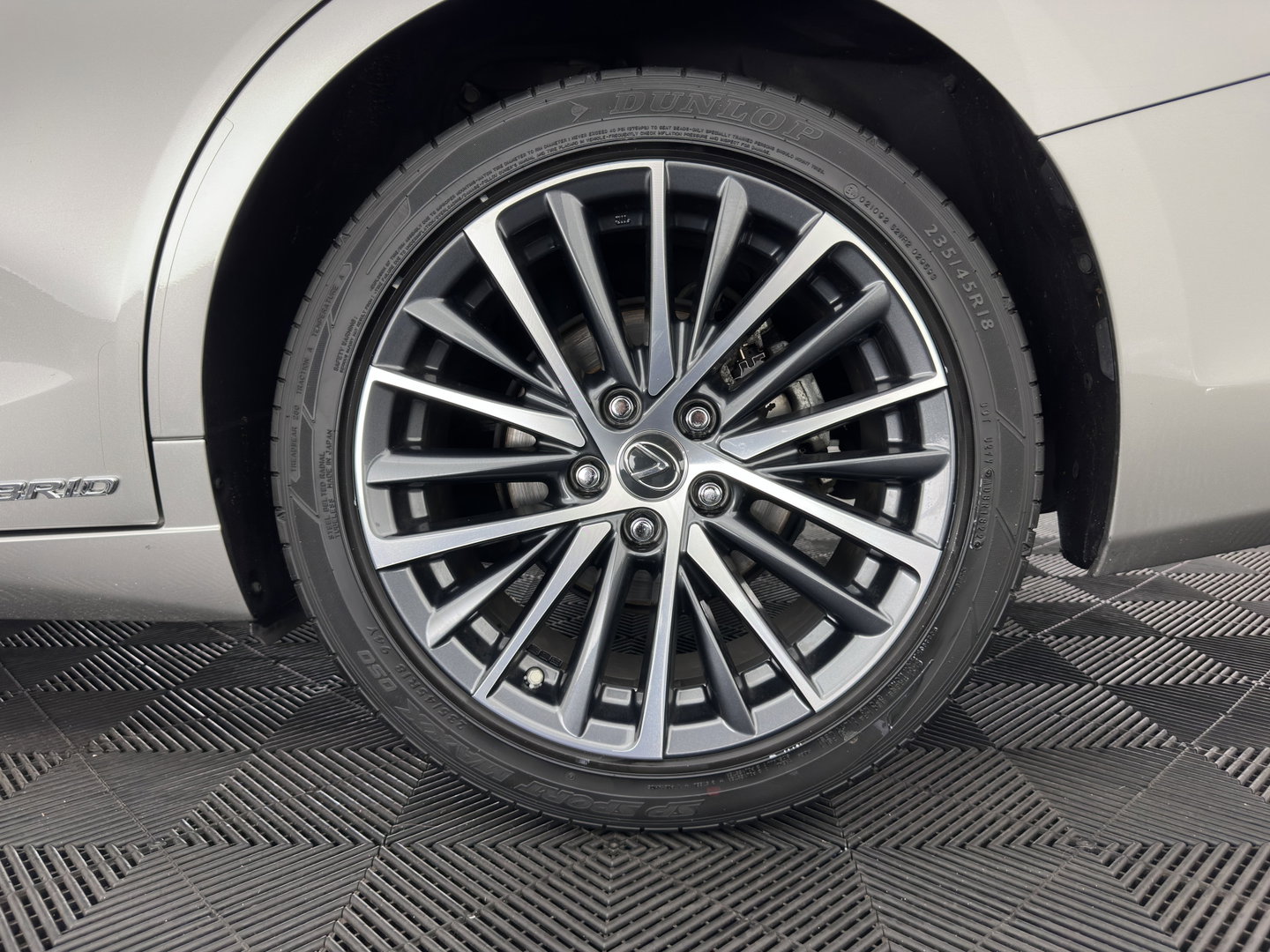 Lexus ES 300h Business Line (INCL-BTW) Aut. *PANO | LEATHER | FULL-LED | ADAPTIVE-CRUISE | BLINDSPOT | KEYLESS | CAMERA | HEATED-COMFORTSEATS | NAVI-FULLMAP | PRIVACY-GLASS | SHIFTPADDLES | ECC | PDC | 18''ALU*
