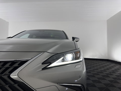 Lexus ES 300h Business Line (INCL-BTW) Aut. *PANO | LEATHER | FULL-LED | ADAPTIVE-CRUISE | BLINDSPOT | KEYLESS | CAMERA | HEATED-COMFORTSEATS | NAVI-FULLMAP | PRIVACY-GLASS | SHIFTPADDLES | ECC | PDC | 18''ALU*