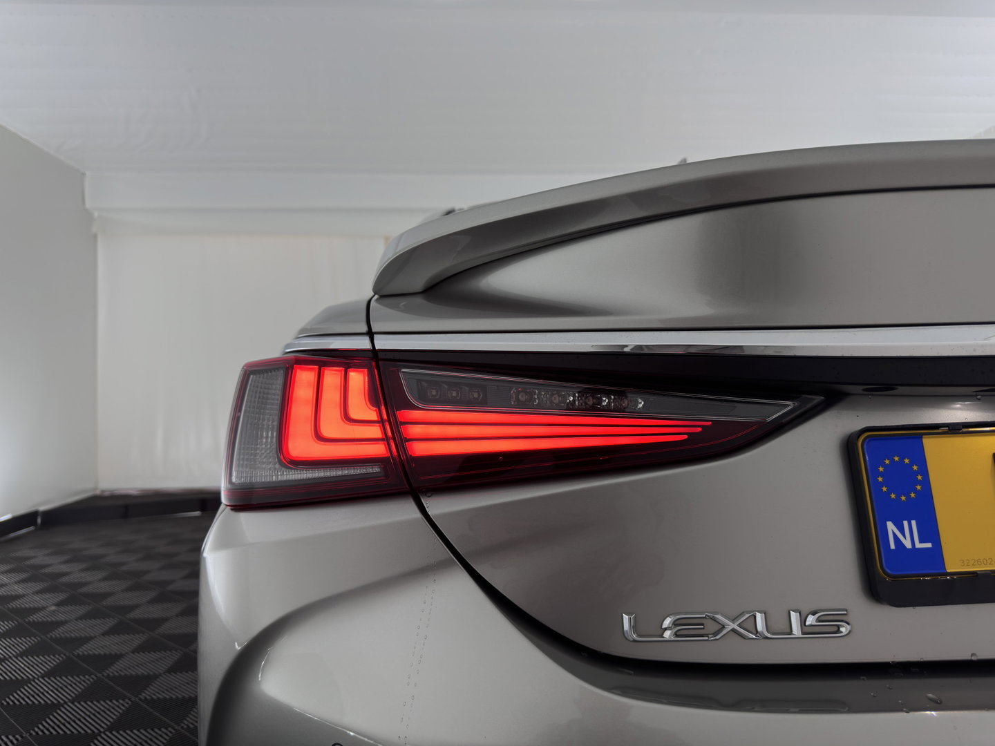Lexus ES 300h Business Line (INCL-BTW) Aut. *PANO | LEATHER | FULL-LED | ADAPTIVE-CRUISE | BLINDSPOT | KEYLESS | CAMERA | HEATED-COMFORTSEATS | NAVI-FULLMAP | PRIVACY-GLASS | SHIFTPADDLES | ECC | PDC | 18''ALU*