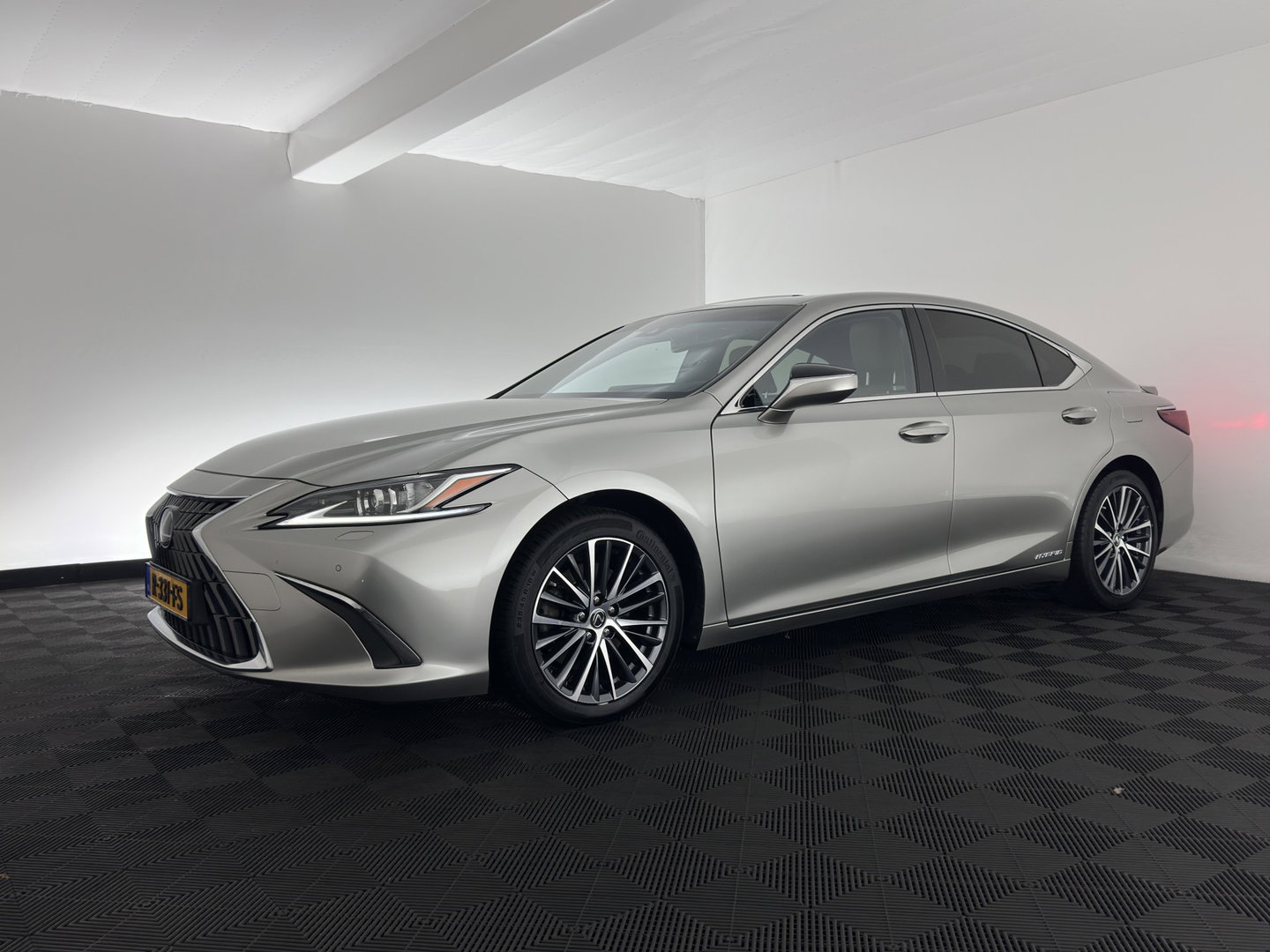 Lexus ES 300h Business Line (INCL-BTW) Aut. *PANO | LEATHER | FULL-LED | ADAPTIVE-CRUISE | BLINDSPOT | KEYLESS | CAMERA | HEATED-COMFORTSEATS | NAVI-FULLMAP | PRIVACY-GLASS | SHIFTPADDLES | ECC | PDC | 18''ALU*