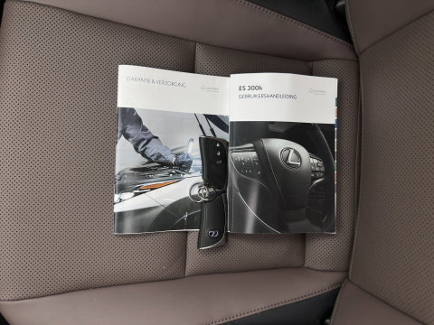 Lexus ES 300h Business Line (INCL-BTW) Aut. *PANO | LEATHER | FULL-LED | ADAPTIVE-CRUISE | BLINDSPOT | KEYLESS | CAMERA | HEATED-COMFORTSEATS | NAVI-FULLMAP | PRIVACY-GLASS | SHIFTPADDLES | ECC | PDC | 18''ALU*
