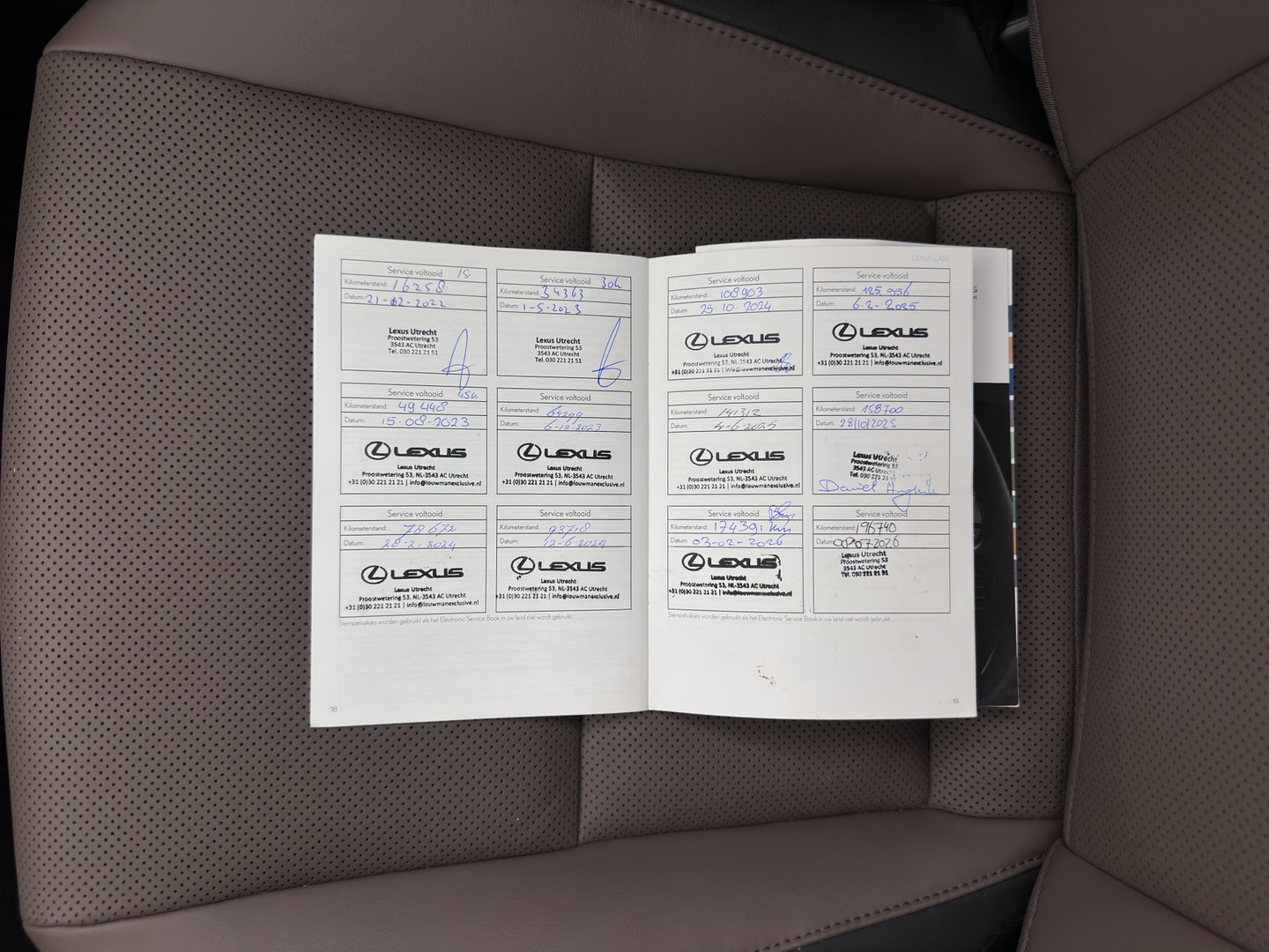 Lexus ES 300h Business Line (INCL-BTW) Aut. *PANO | LEATHER | FULL-LED | ADAPTIVE-CRUISE | BLINDSPOT | KEYLESS | CAMERA | HEATED-COMFORTSEATS | NAVI-FULLMAP | PRIVACY-GLASS | SHIFTPADDLES | ECC | PDC | 18''ALU*