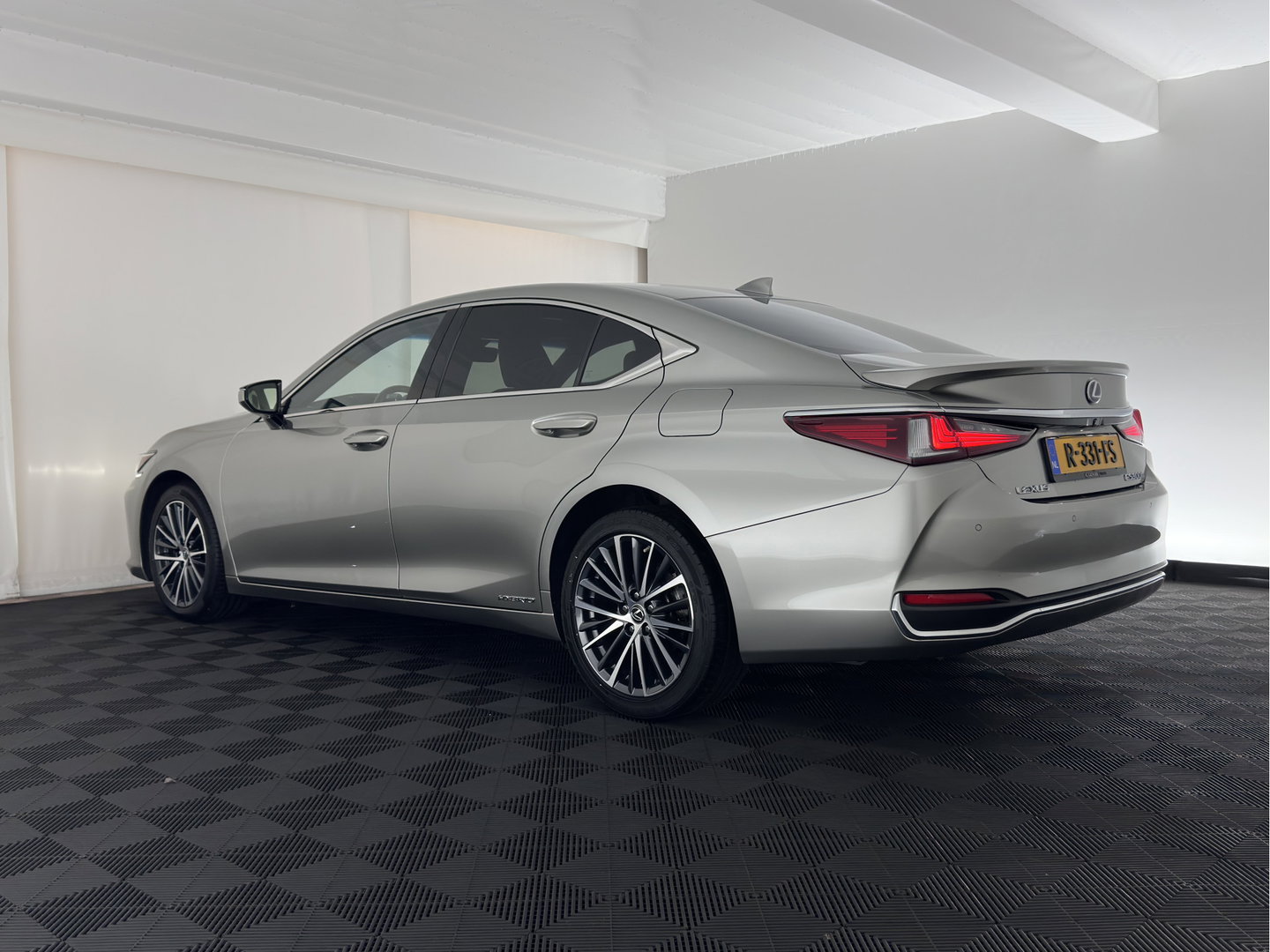 Lexus ES 300h Business Line (INCL-BTW) Aut. *PANO | LEATHER | FULL-LED | ADAPTIVE-CRUISE | BLINDSPOT | KEYLESS | CAMERA | HEATED-COMFORTSEATS | NAVI-FULLMAP | PRIVACY-GLASS | SHIFTPADDLES | ECC | PDC | 18''ALU*