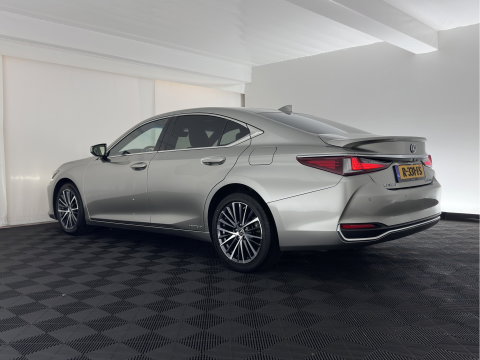 Lexus ES 300h Business Line (INCL-BTW) Aut. *PANO | LEATHER | FULL-LED | ADAPTIVE-CRUISE | BLINDSPOT | KEYLESS | CAMERA | HEATED-COMFORTSEATS | NAVI-FULLMAP | PRIVACY-GLASS | SHIFTPADDLES | ECC | PDC | 18''ALU*