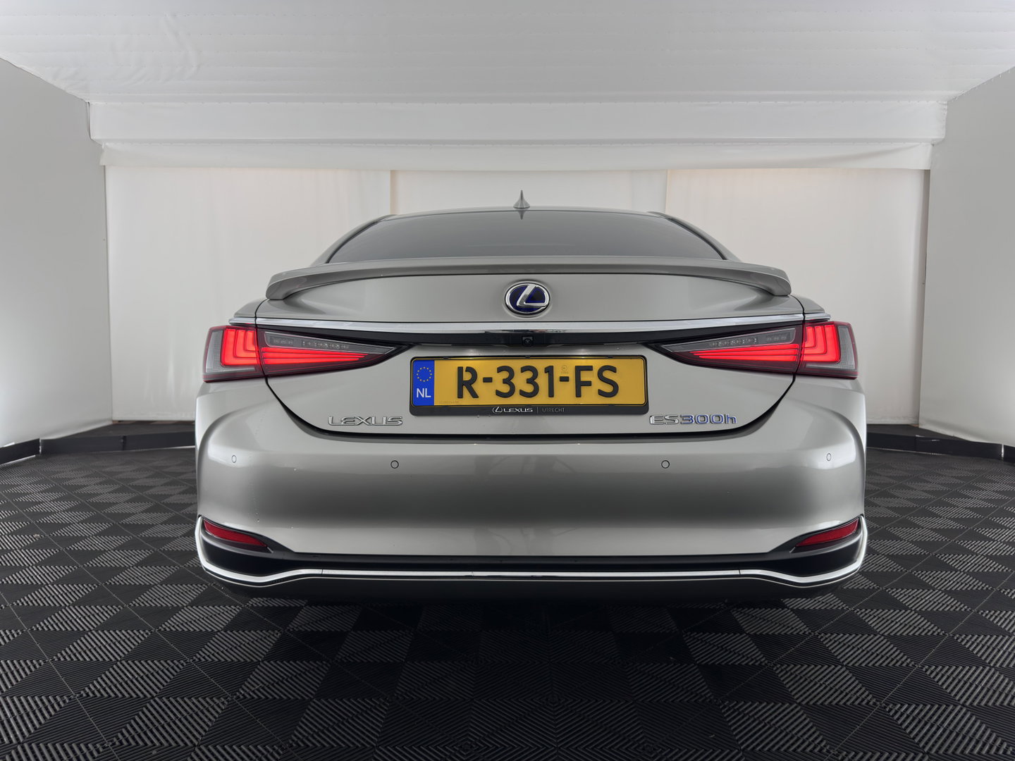 Lexus ES 300h Business Line (INCL-BTW) Aut. *PANO | LEATHER | FULL-LED | ADAPTIVE-CRUISE | BLINDSPOT | KEYLESS | CAMERA | HEATED-COMFORTSEATS | NAVI-FULLMAP | PRIVACY-GLASS | SHIFTPADDLES | ECC | PDC | 18''ALU*