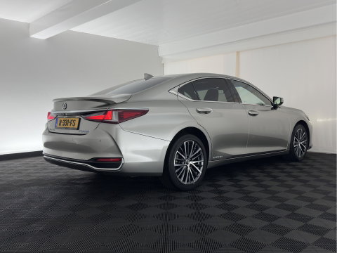 Lexus ES 300h Business Line (INCL-BTW) Aut. *PANO | LEATHER | FULL-LED | ADAPTIVE-CRUISE | BLINDSPOT | KEYLESS | CAMERA | HEATED-COMFORTSEATS | NAVI-FULLMAP | PRIVACY-GLASS | SHIFTPADDLES | ECC | PDC | 18''ALU*