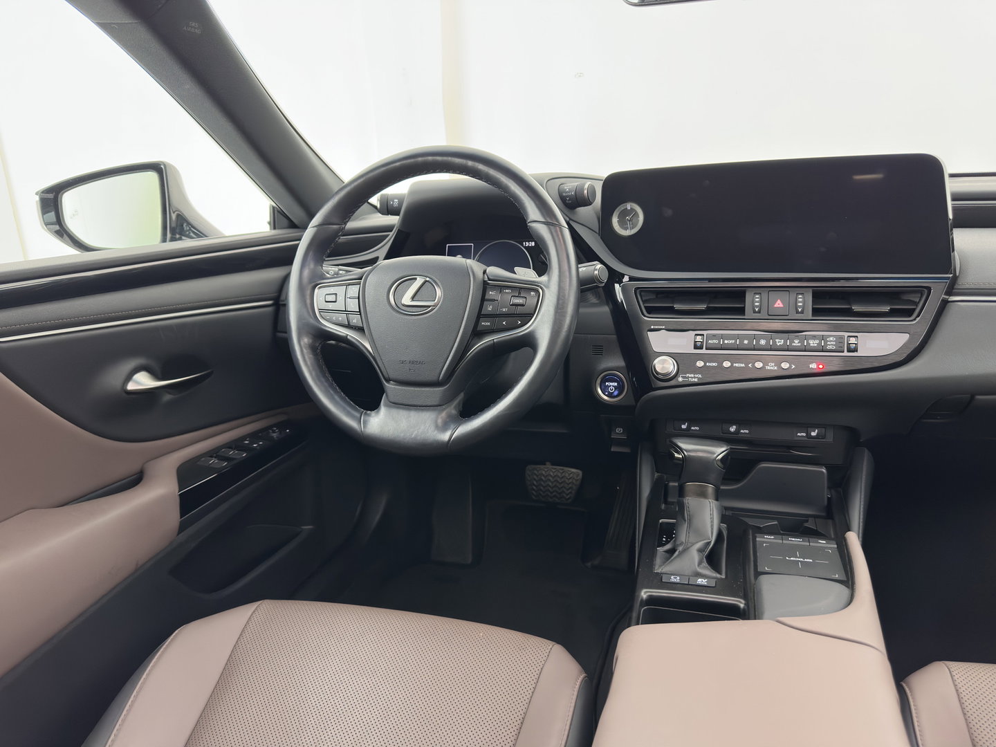 Lexus ES 300h Business Line (INCL-BTW) Aut. *PANO | LEATHER | FULL-LED | ADAPTIVE-CRUISE | BLINDSPOT | KEYLESS | CAMERA | HEATED-COMFORTSEATS | NAVI-FULLMAP | PRIVACY-GLASS | SHIFTPADDLES | ECC | PDC | 18''ALU*