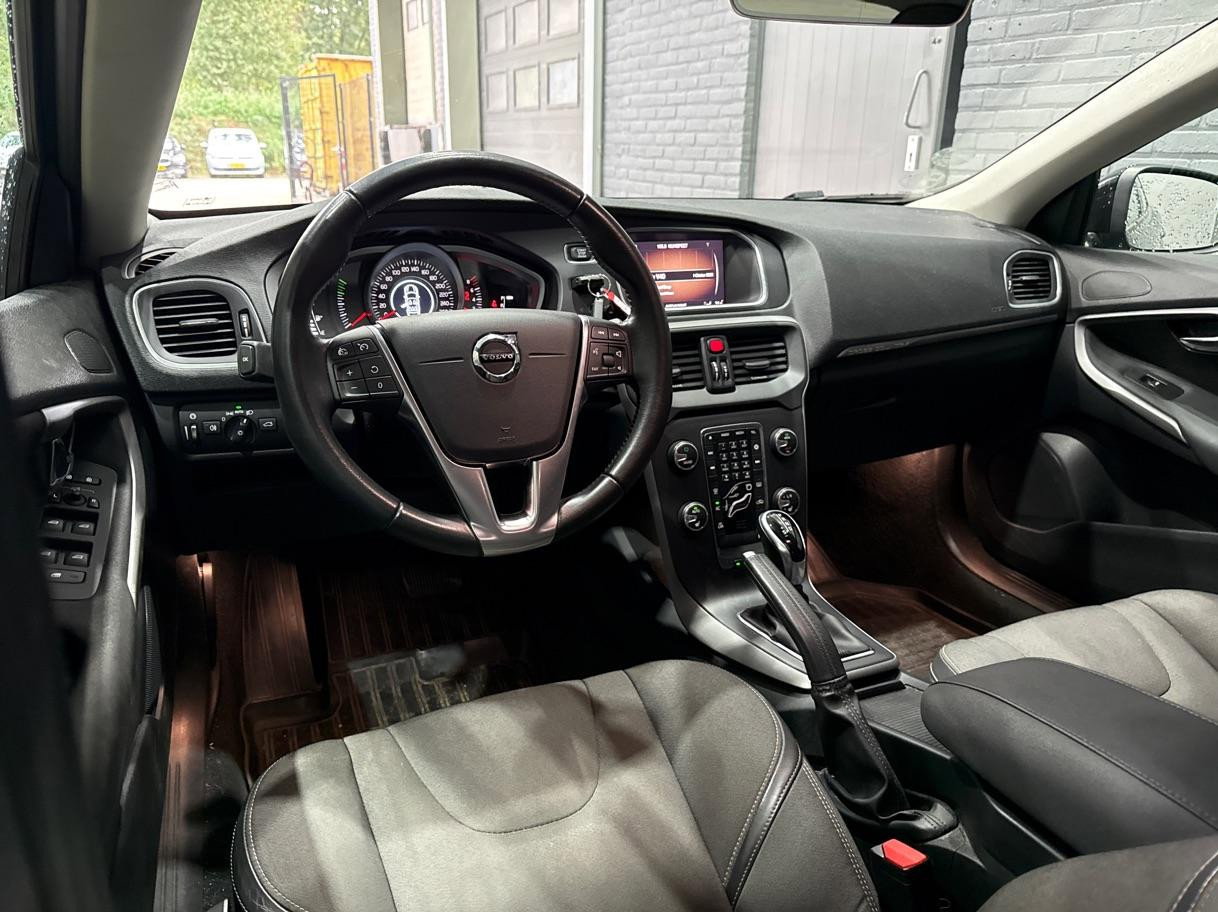 Volvo V40 2.0 T4 Momentum | Trekhaak | Navigatie | Stoelverwarming | Camera