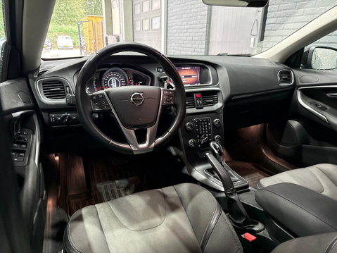 Volvo V40 2.0 T4 Momentum | Trekhaak | Navigatie | Stoelverwarming | Camera
